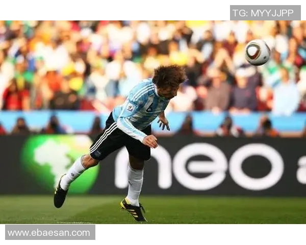 足球明星魅力四射的精彩瞬间与美丽图像展示